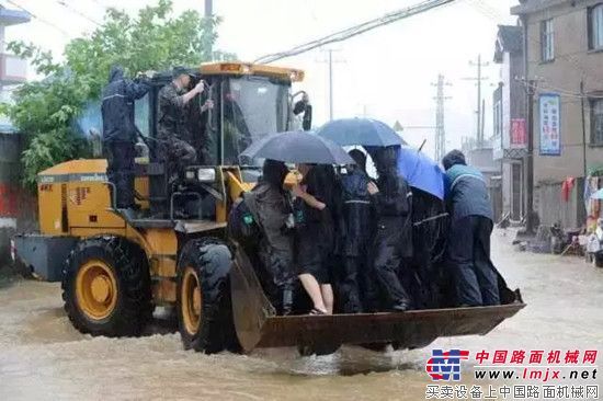 台风来袭普陀山“水漫金山”  绍兴用龙工铲车转移民众
