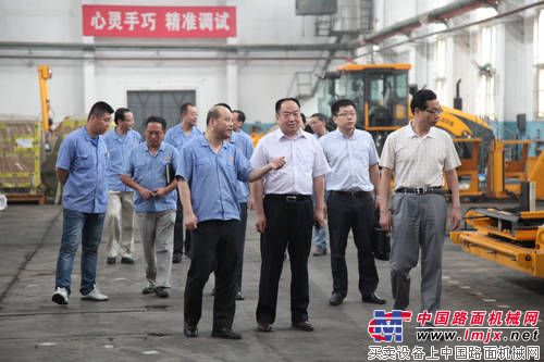 西安重装集团党委书记向新刚调研走访陕建机