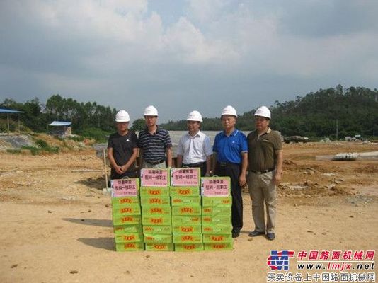 广东省开平市总工会给深茂铁路建设者送“清凉”