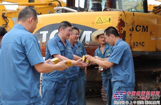 山重建机炎炎夏日送清凉 丝丝关爱寄深情