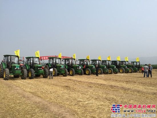 约翰迪尔拖拉机助力甘肃省农机深松整地作业技术现场演示会
