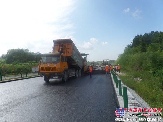 中铁十一局二公司麻武路面三标项目部沥青上面层试验段成功摊铺