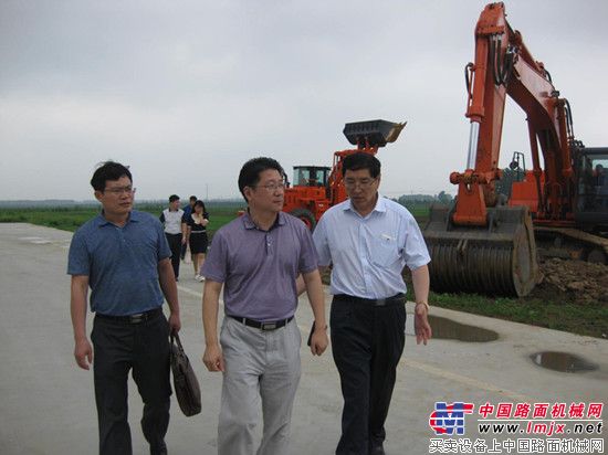 中和融资租赁有限公司总经理王梅善一行到访“双来神挖”制造基地