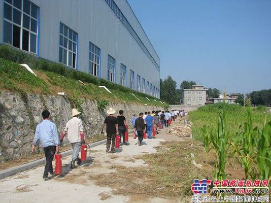 亚龙筑机组织员工在生产区空旷地带举行消防演练