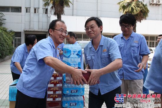 夏日炎炎送清凉 防暑降温保生产——陕建机开展送清凉活动