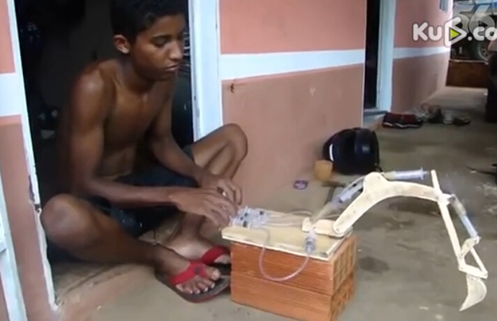 印度小夥用幾隻注射器打造一台迷你液壓挖掘機