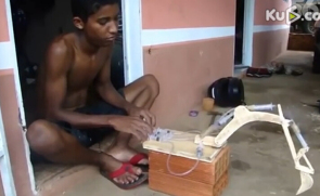 印度小伙用几只注射器打造一台迷你液压挖掘机