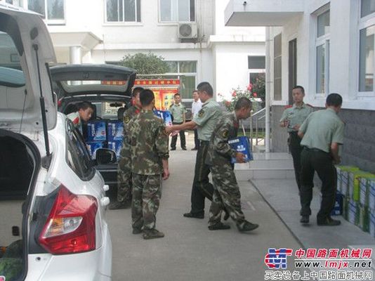 亚龙筑机“八一”建军节慰问部队官兵