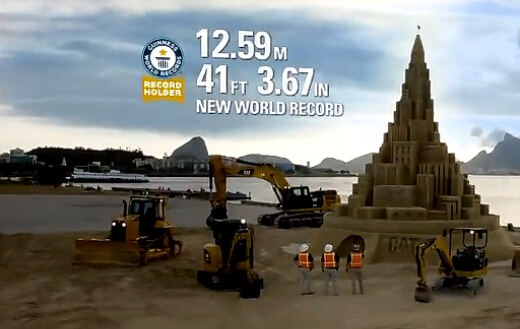 挑战世界纪录！卡特彼勒搭建12米高的沙雕城堡！