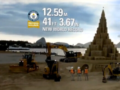 挑战世界纪录！卡特彼勒搭建12米高的沙雕城堡！