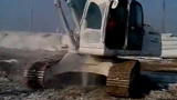 实拍牛人挖掘机工作视频表演