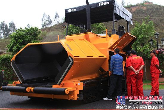 陕建机械为用户营造“四心”级服务
