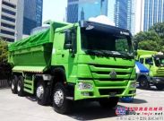 中国重汽智能渣土车出彩上海地标展示会