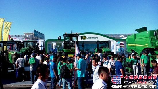 约翰迪尔高端智能产品亮相2015新疆农业机械博览会