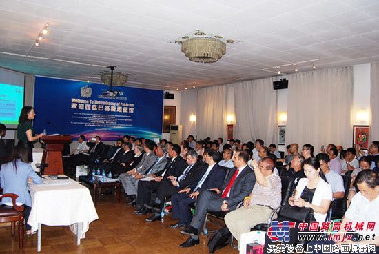 中巴经济合作大会徐工代表中国制造业发言