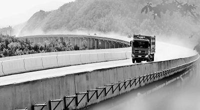 三淅高速（三门峡至淅川县）南段进行路面施工 将于年底通车