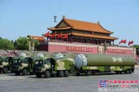 战略核导弹由陕汽军车牵引 车辆前进时平行距离误差不超过10厘米