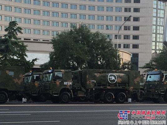 中联重科多台高端装备炫丽亮相大阅兵现场 为中华民族自强不息喝彩