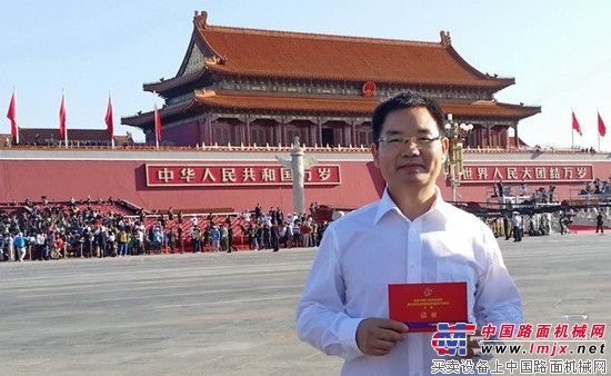 玉柴职工池昭就代表自治区劳模观礼抗战大阅兵