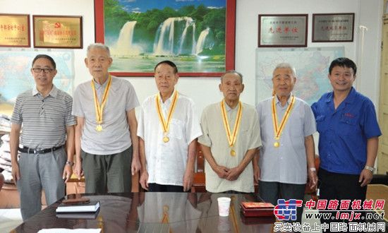 合力李继香副书记为老同志颁发“抗战胜利70周年纪念章”