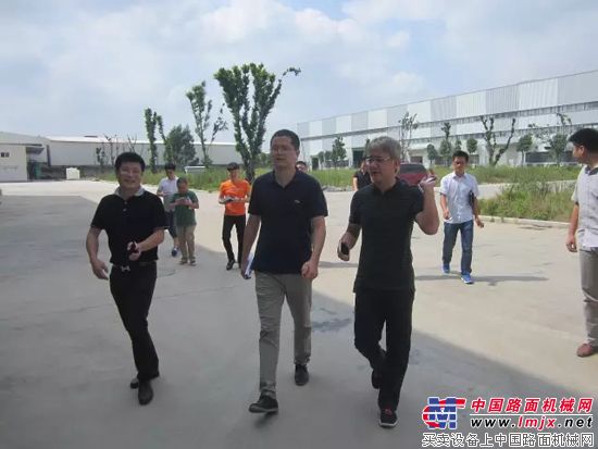晋江市副市长王文晖莅临晋工机械检查生产线智能化改造工作