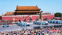 再擔重任續輝煌 中國重汽軍車參加抗戰勝利70周年閱兵式 