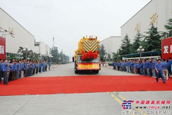 “徐工造”中国首台500吨全地面起重机投入市场