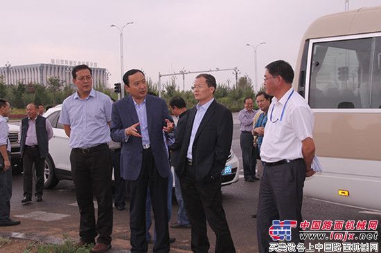 中联重科董事长詹纯新一行考察滨河新区