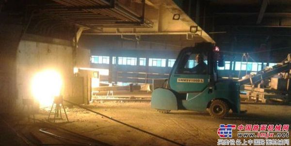 山河智能推料车成功进军冶炼行业
