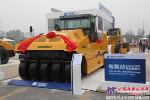 国机重工北京展上发布全球首台最大吨位电驱动轮胎压路机