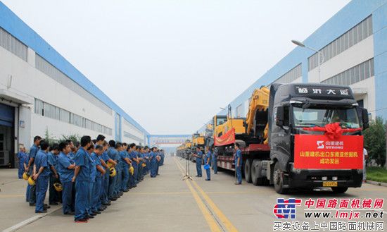 山重建机批量出口东南亚挖掘机顺利发车