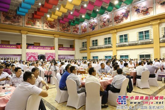 方圆集团以多种形式热烈庆祝建国六十六周年
