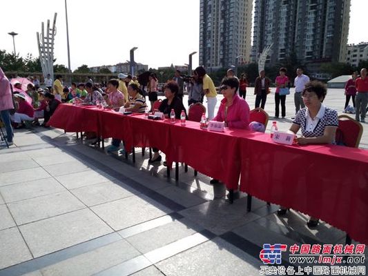 方圆集团合唱队参加“‘红色海阳·激情飞扬’好歌大家唱”激情广场活动