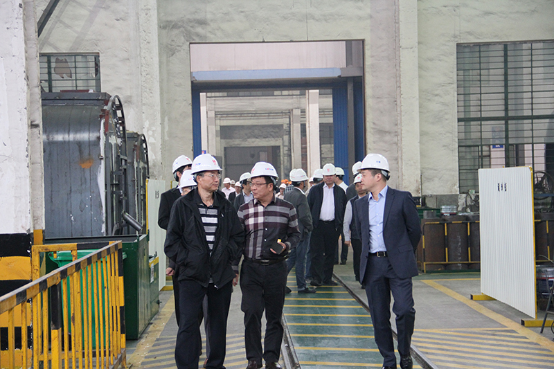 中国工程机械工业协会筑路机械分会张西农秘书长参观无锡雪桃工厂