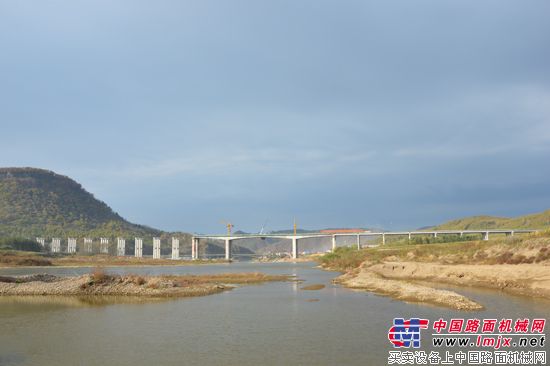 中交承建的鹤大高速公路二道松花江主桥连续梁顺利合龙