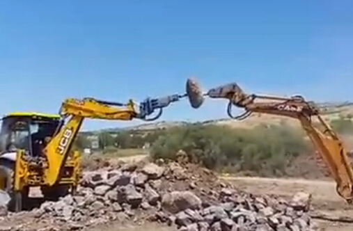 挖掘裝載機合力碎大石