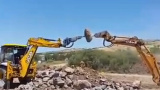 挖掘装载机合力碎大石