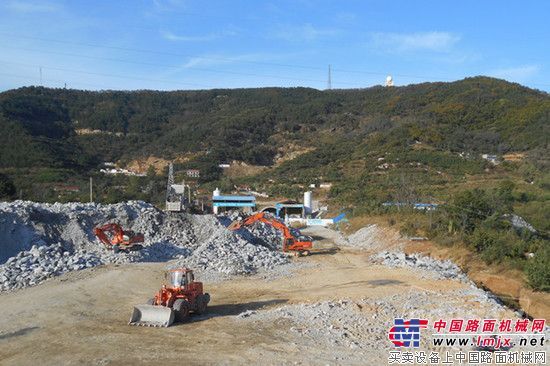 烟台“第一隧”掏碎石 斗山装备大显身手