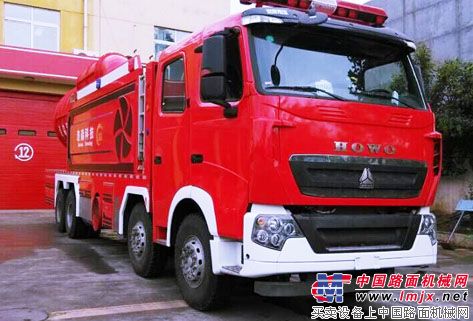 中国重汽首批540马力T7H消防车交付油田系统用户