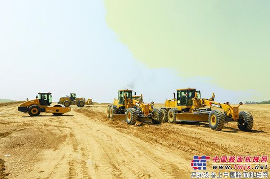 徐工成套路面设备礼献革命圣地