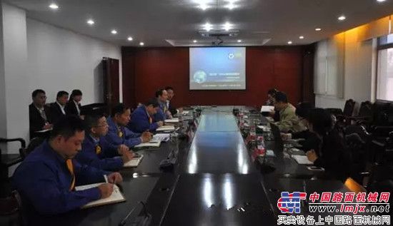中国公路学会副秘书长巨荣云一行到徐工道路洽谈合作