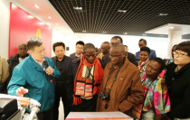 乌干达副总统办公室国务部长一行访问中国重汽