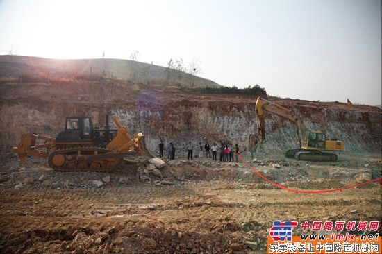 山推：央视《我爱发明—开天神推》节目杀青