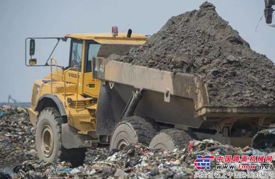 沃尔沃A40D铰卡：上海滩垃圾运载的“天皇巨星”