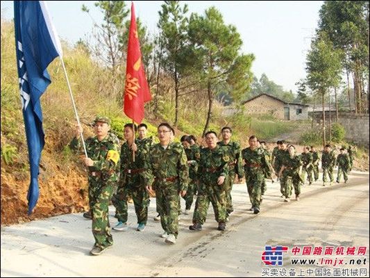 柳工中高层经理徒步拉练活动展军人风范