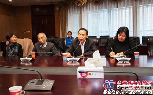 九三学社中国重汽支社老社员参观科技中心