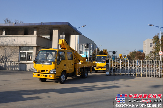 海伦哲10台高空作业车批量发往杭州
