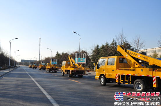 海伦哲10台高空作业车批量发往杭州