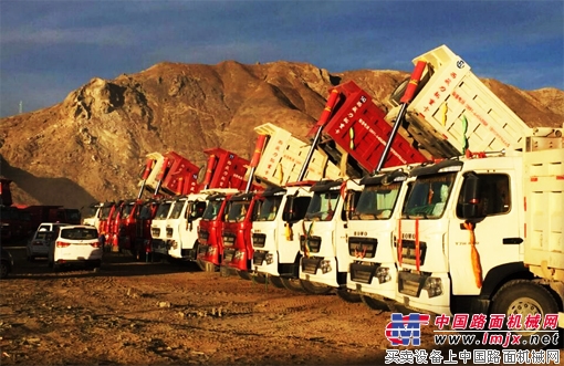 中国重汽80台HOWO-T7H自卸车落户拉萨桑达村