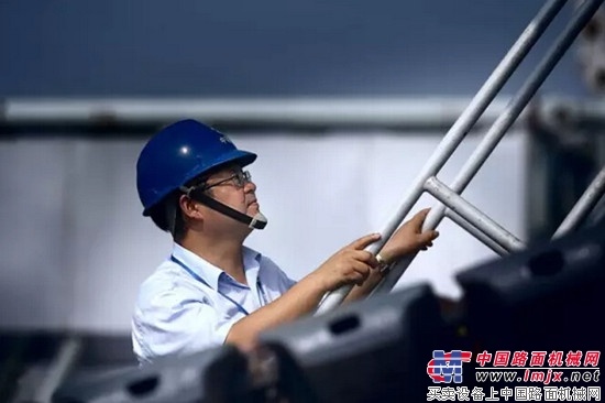 对下一座高峰的向往——记中联重科ZCC3200NP总设计师高一平